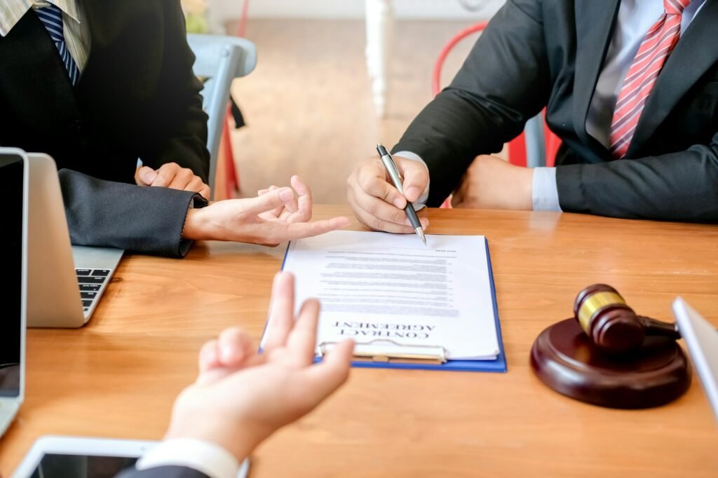 Lawyer give his customers signed a contract in the document. Consulting in regard to the various con